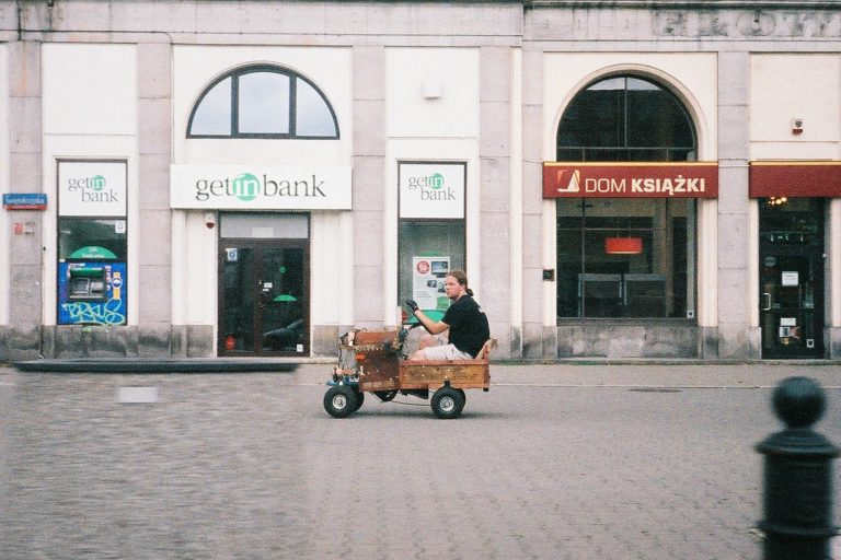 F1000017